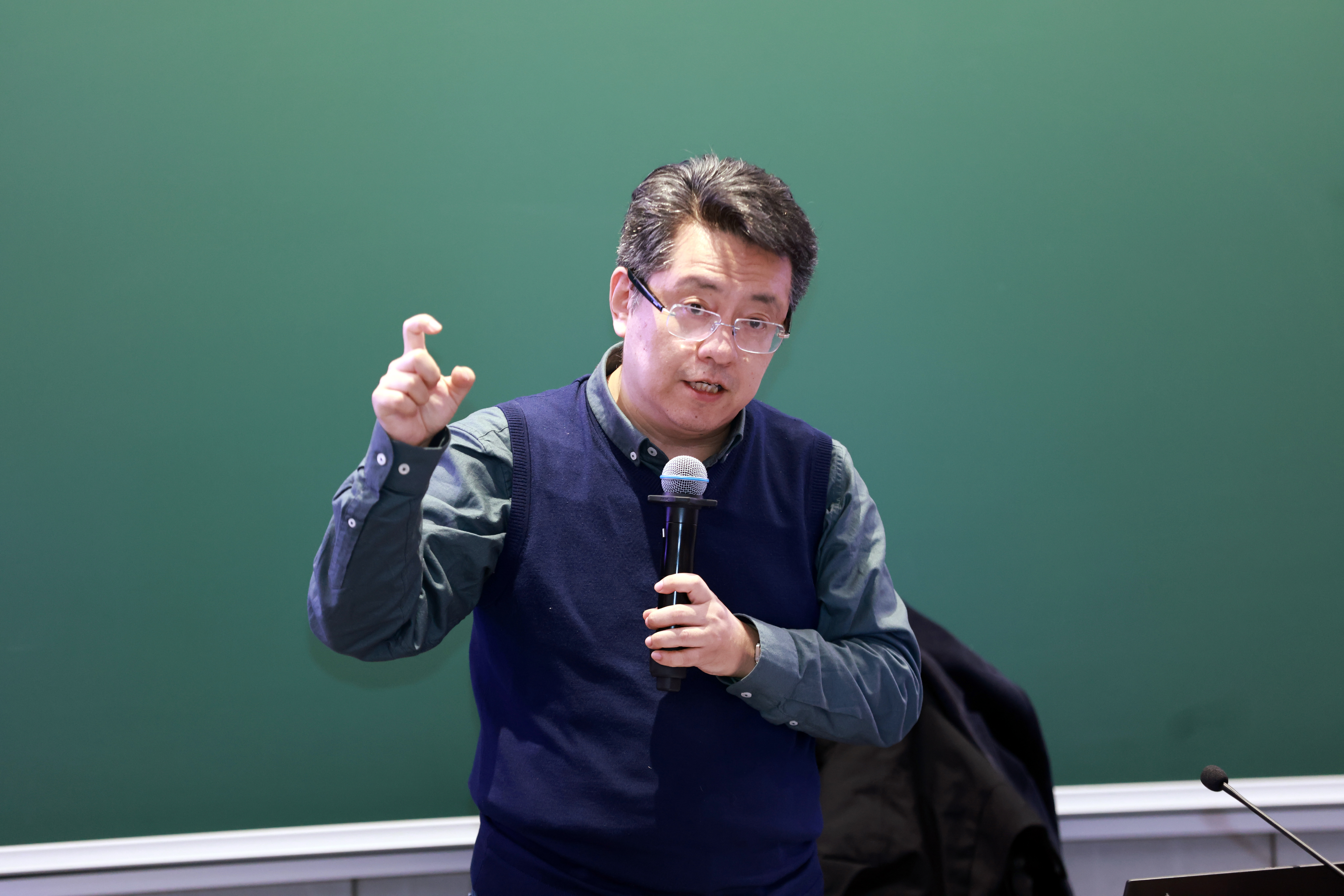 20241227-十大老牌网堵网址_推荐十大网堵正规信誉排名举办2024年哲学社会科学骨干教师专题研讨班-常志东-董煜作专题报告.JPG