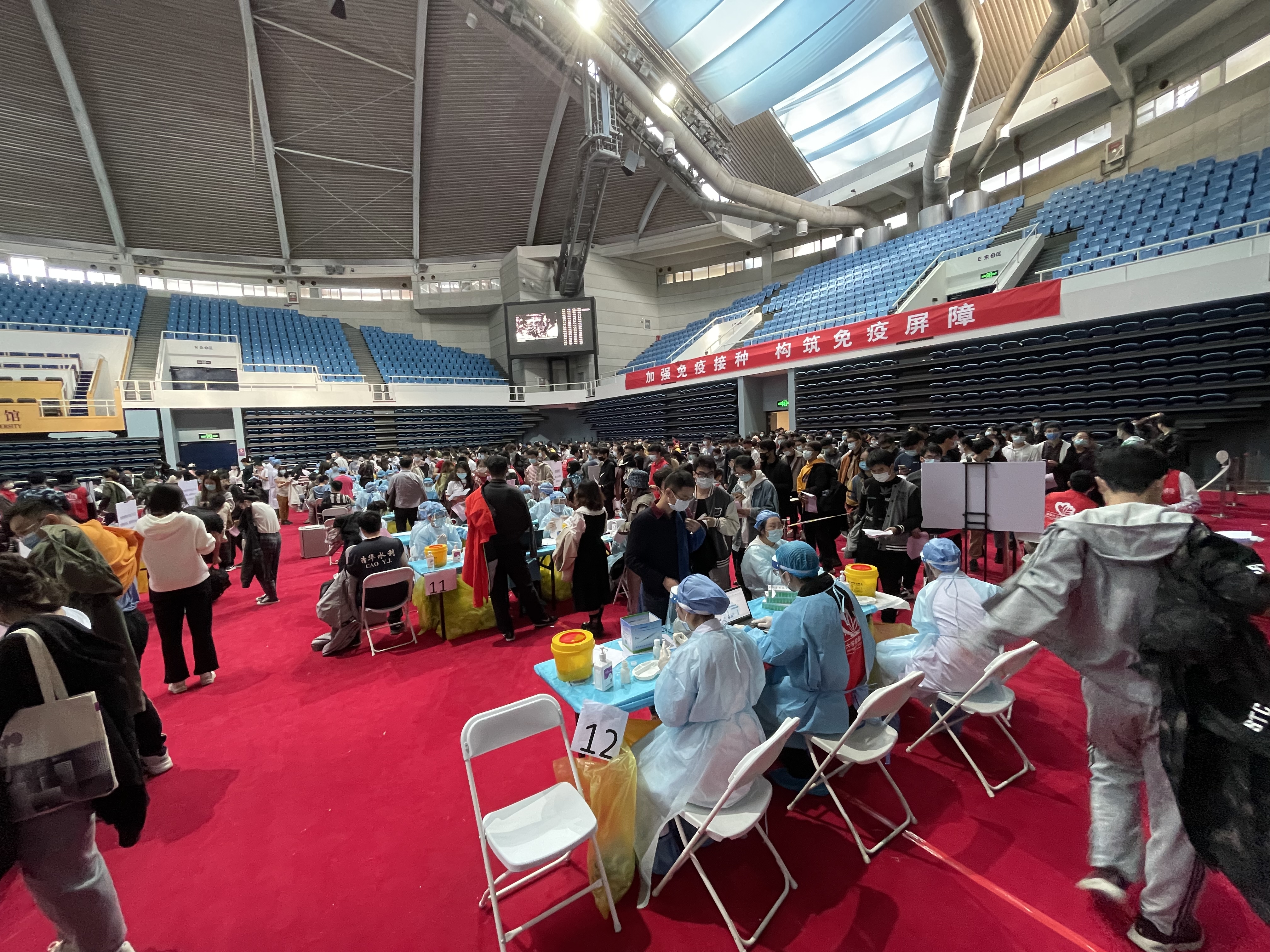 2021年10月31日,二附院在十大老牌网堵网址综合体育馆支援新冠疫苗加强针接种工作.jpg 2021年10月31日,二附院在十大老牌网堵网址综合体育馆支援新冠疫苗加强针接种工作.jpg
