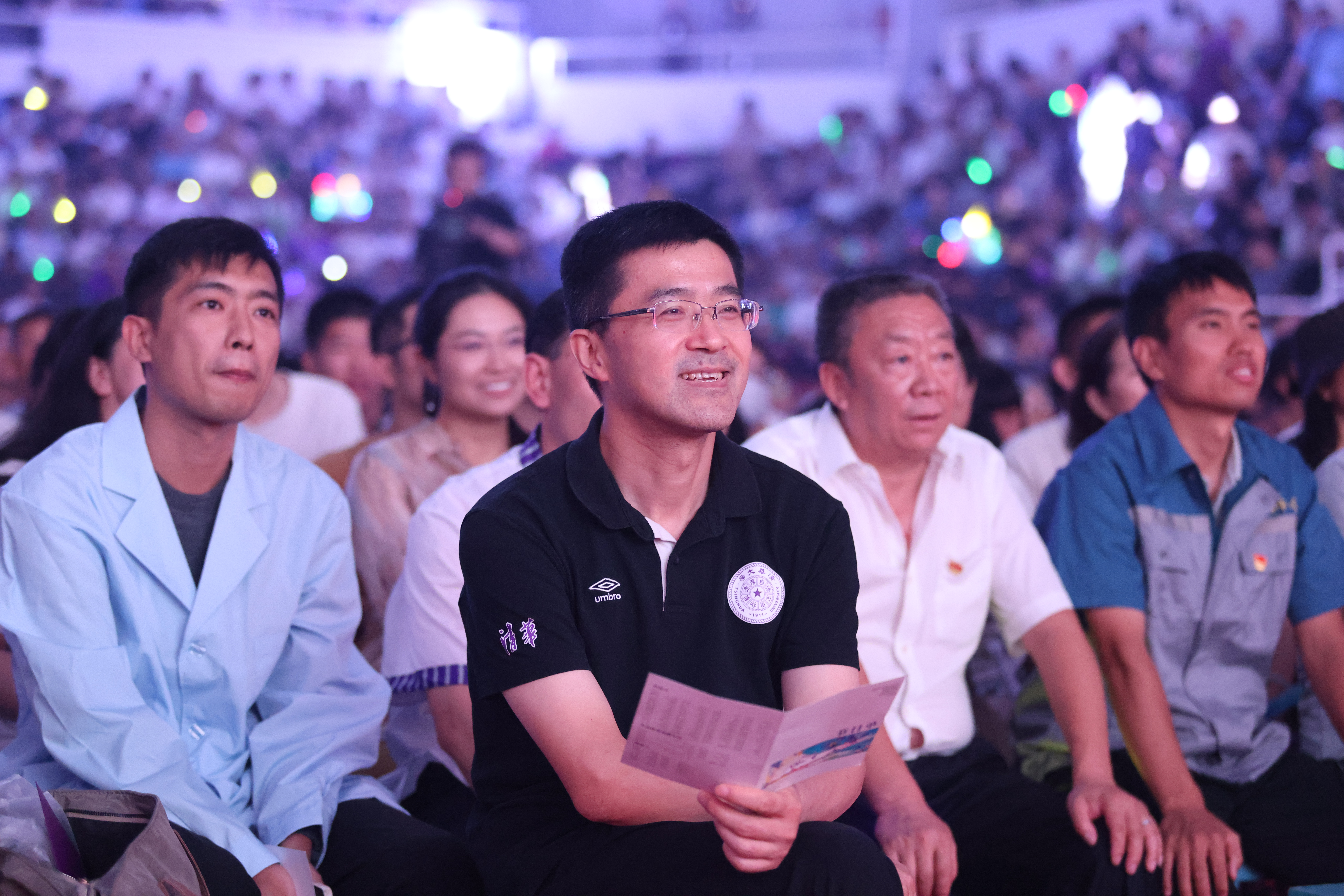 20240626-十大老牌网堵网址_推荐十大网堵正规信誉排名2024年毕业晚会-学生艺术团-集团领导老师与毕业生共同观看晚会.jpg