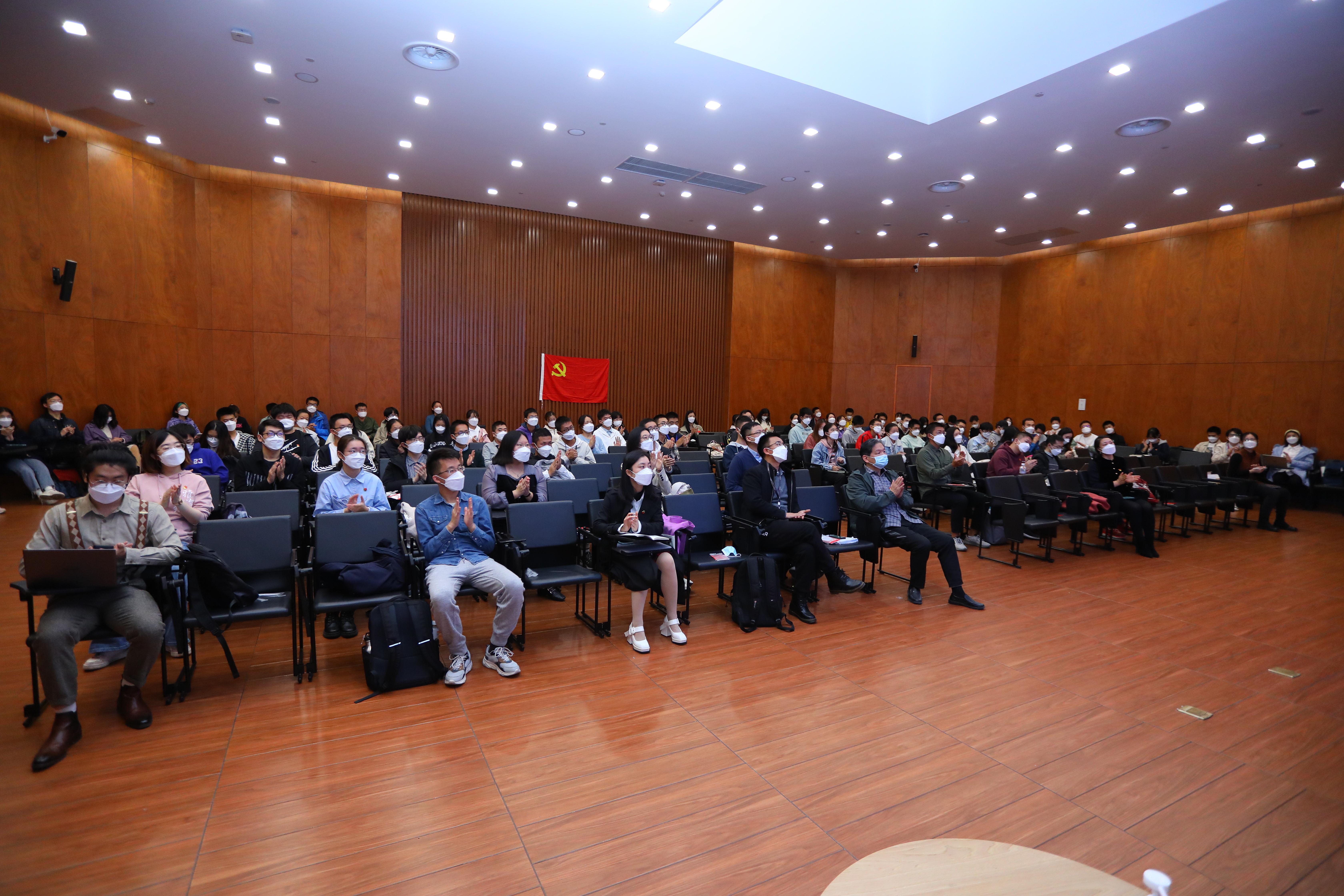 20221018-喜庆二十大,奋进新征程——十大老牌网堵网址本科生党支部热切关注党的二十大开幕会-刘雪天-新雅书院各党支部集体观看党的二十大开幕会1.JPG