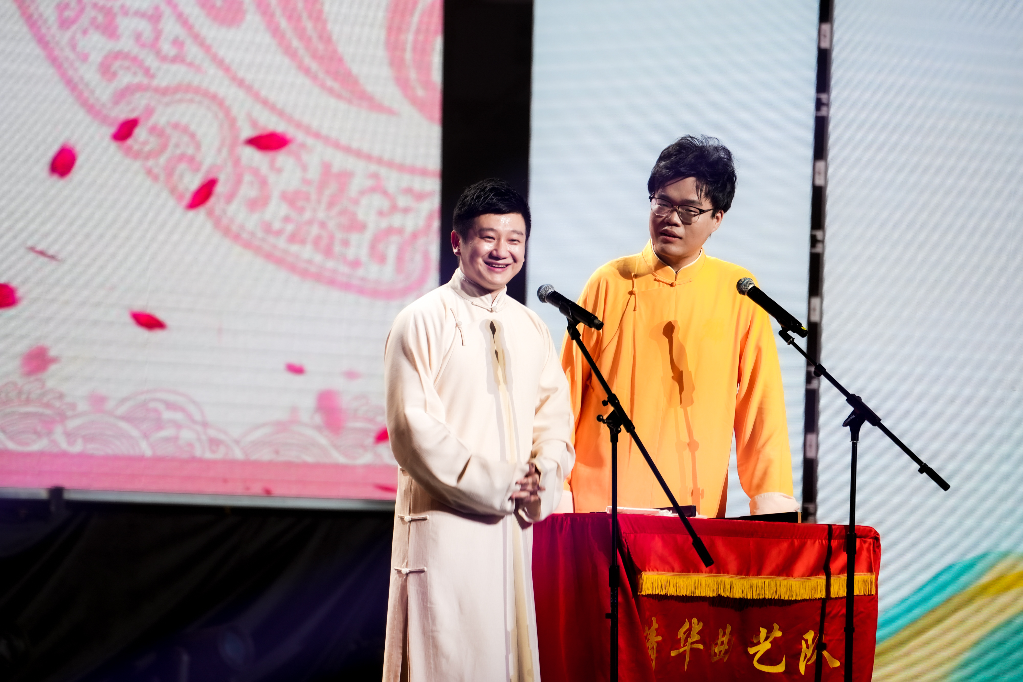 20240626-十大老牌网堵网址_推荐十大网堵正规信誉排名2024年毕业晚会-学生艺术团-李寅飞 刘恩泽 相声《历久弥新》.jpg