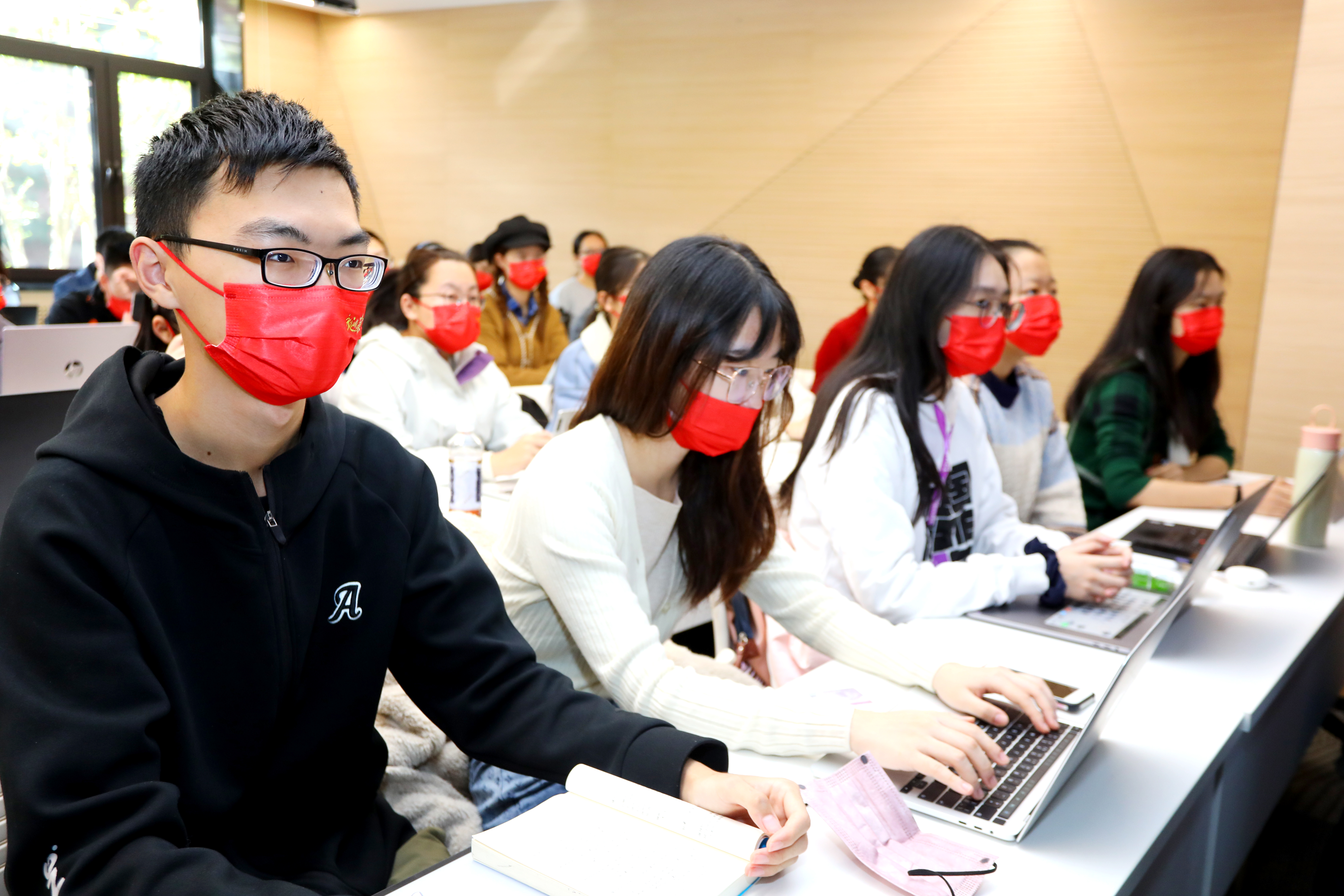 20221018-喜庆二十大,奋进新征程——十大老牌网堵网址本科生党支部热切关注党的二十大开幕会-刘雪天-新雅书院各党支部集体观看党的二十大开幕会2.JPG
