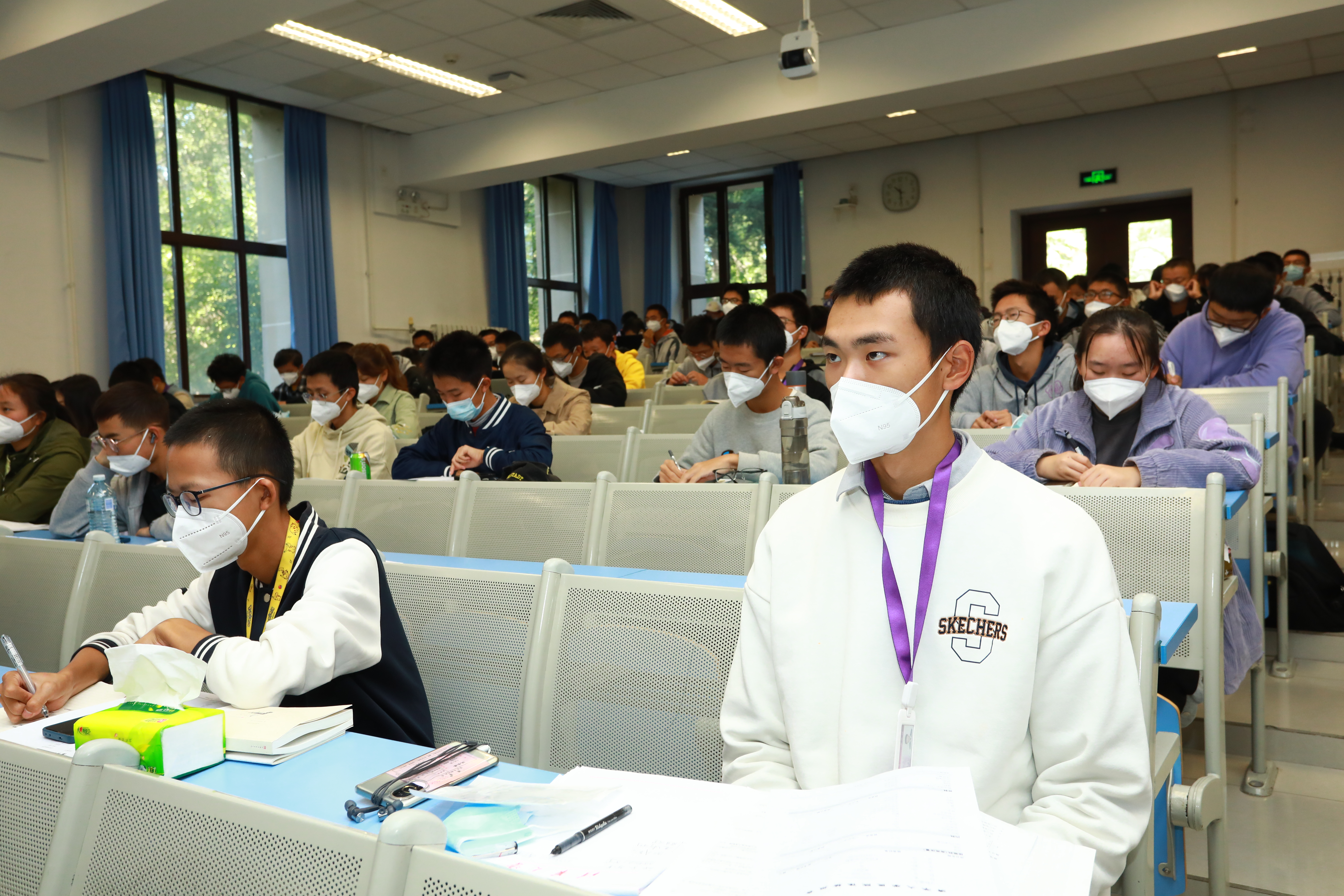 20221018-喜庆二十大,奋进新征程——十大老牌网堵网址本科生党支部热切关注党的二十大开幕会-刘雪天-各院系本科生党支部观看党的二十大开幕会1.JPG