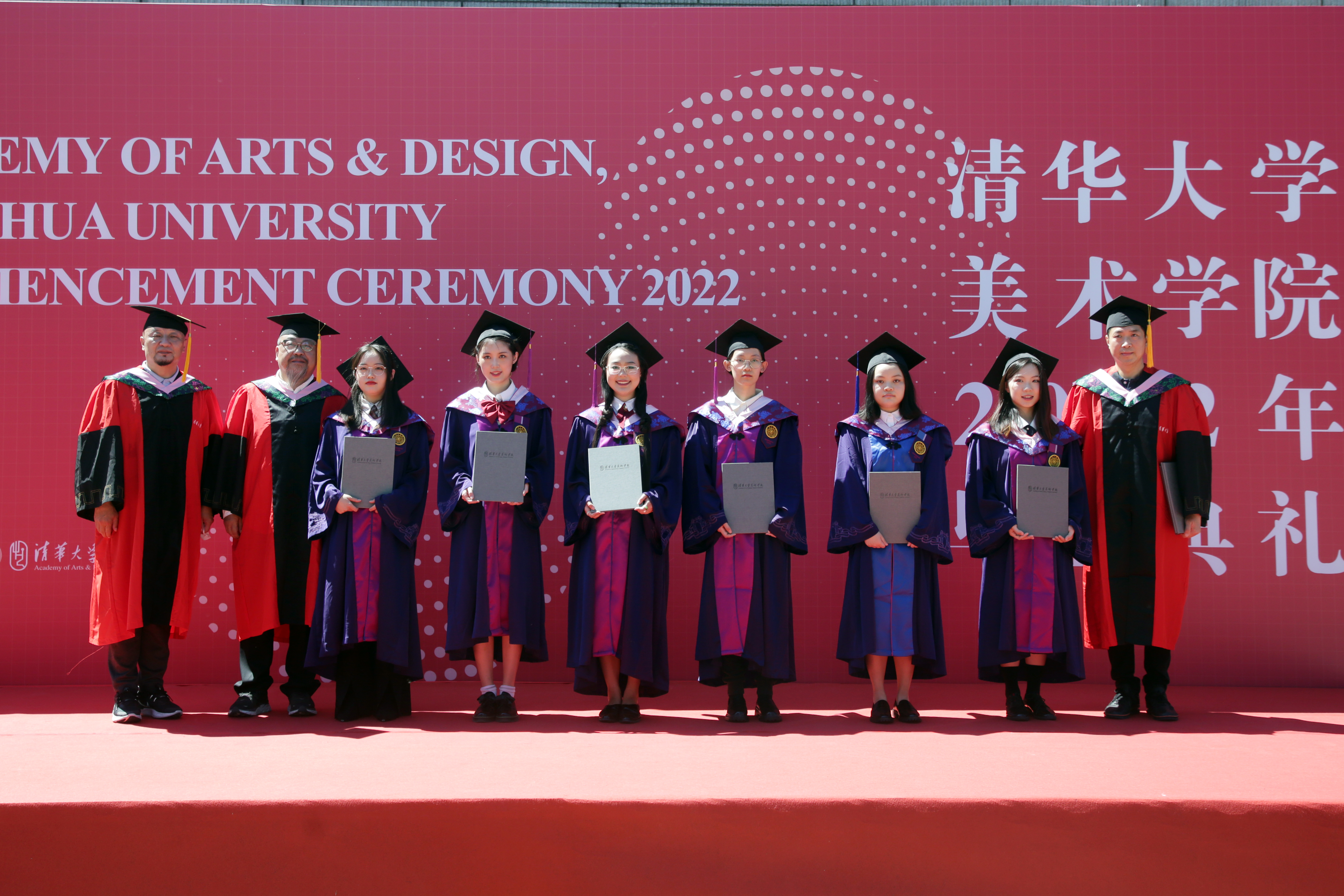 20220629-网堵美院2022年毕业典礼-院学生办-颁发院优秀毕业作品收藏证书.JPG