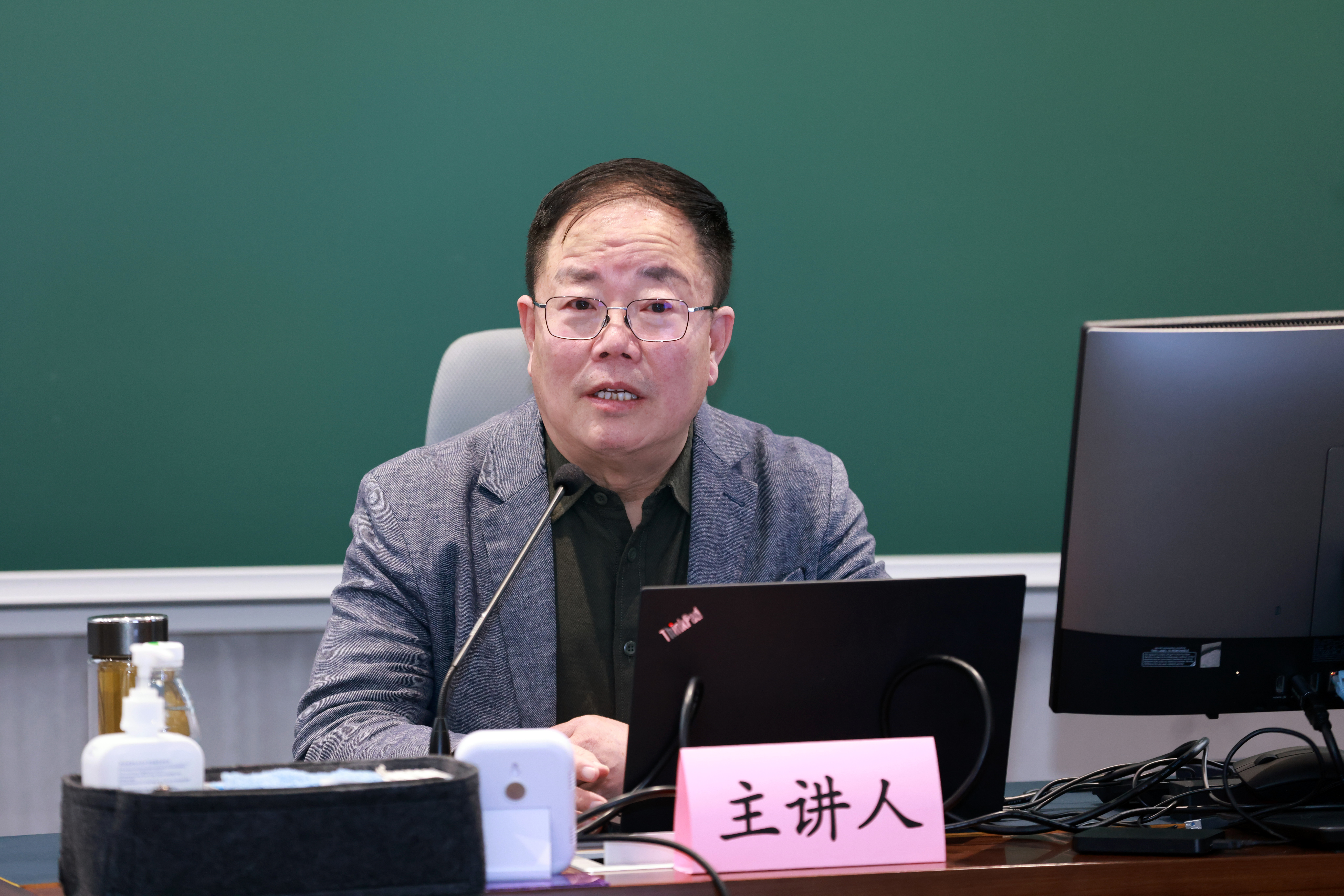 20241227-十大老牌网堵网址_推荐十大网堵正规信誉排名举办2024年哲学社会科学骨干教师专题研讨班-常志东-邹广文作专题报告.JPG