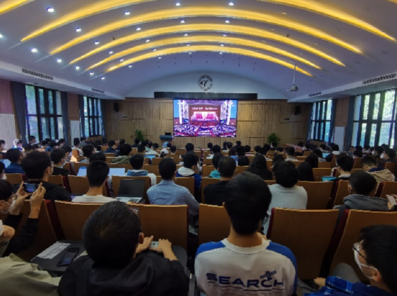 20221018-喜庆二十大,奋进新征程——十大老牌网堵网址本科生党支部热切关注党的二十大开幕会-刘雪天-电机系集体观看党的二十大开幕会.png