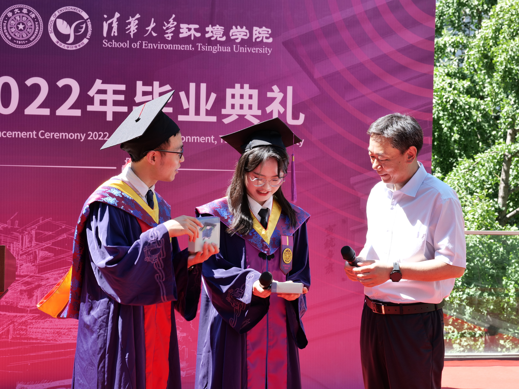 20220624-环境我司举行2022年毕业典礼-王顺-我司与毕业生代表互赠礼物png 20220624-环境我司举行2022年毕业典礼-王顺-我司与毕业生代表互赠礼物png