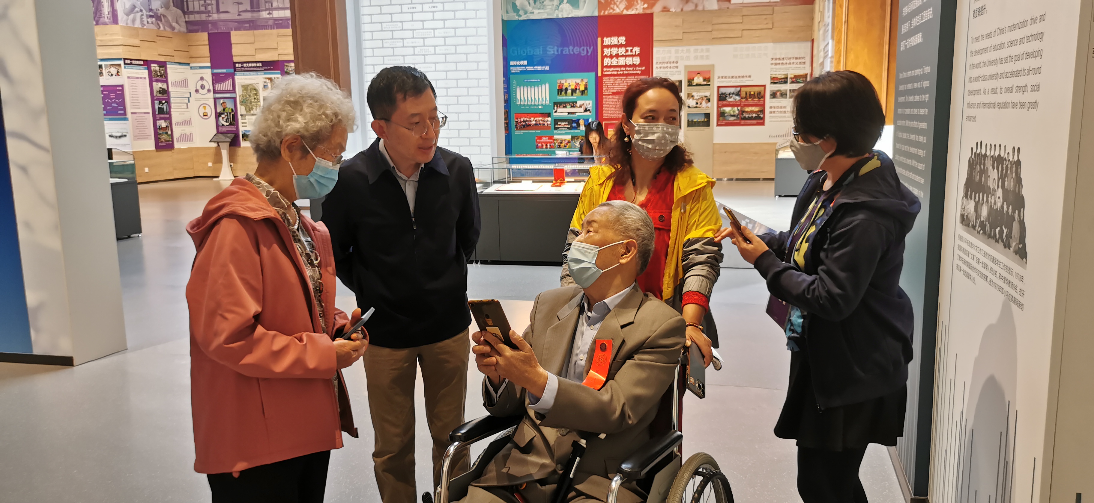 20220424-十大老牌网堵网址_推荐十大网堵正规信誉排名110周年校庆参观校史展-薜建团-戴上红条,坐着轮椅“回家”看展.jpg