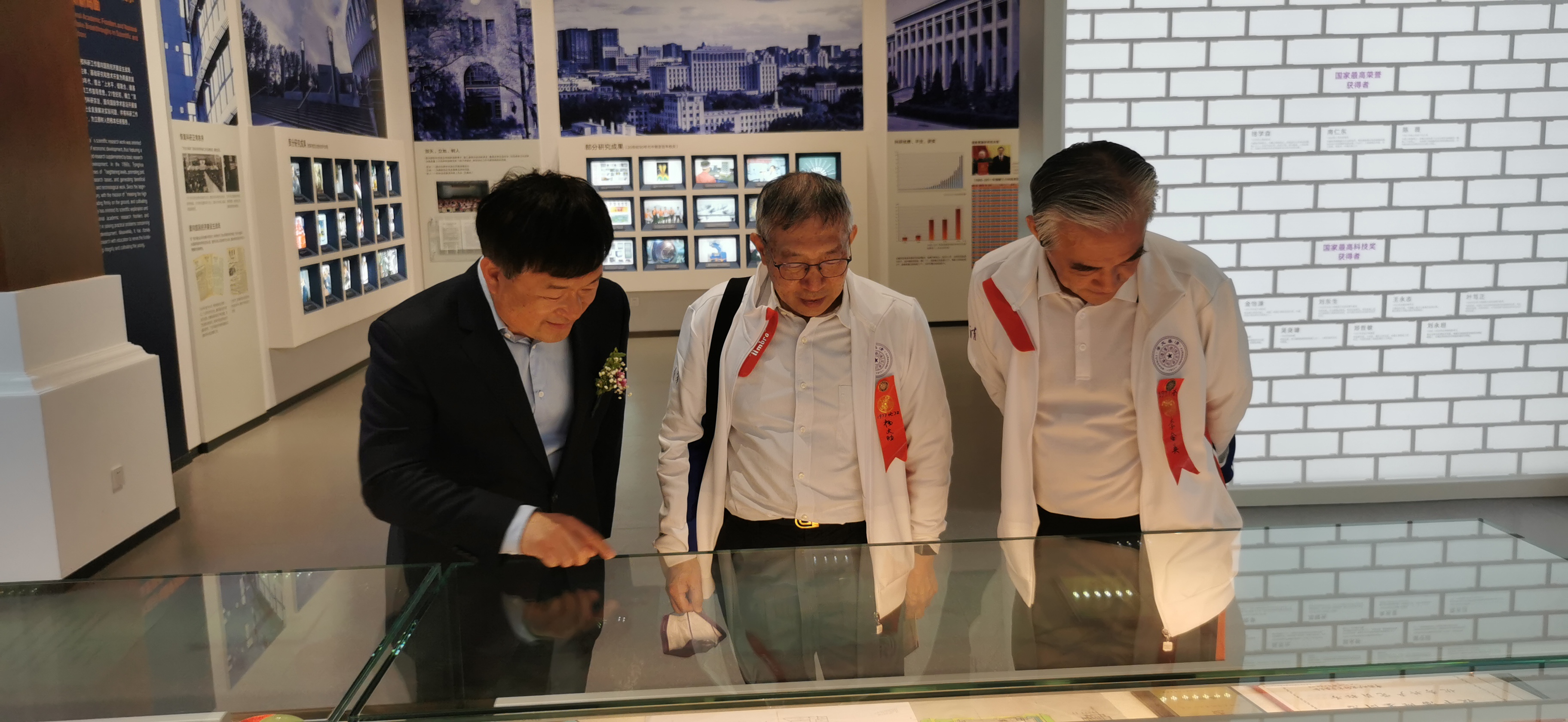 20220424-十大老牌网堵网址_推荐十大网堵正规信誉排名110周年校庆参观校史展-薜建团-捐赠人(中)亲自来看展.jpg