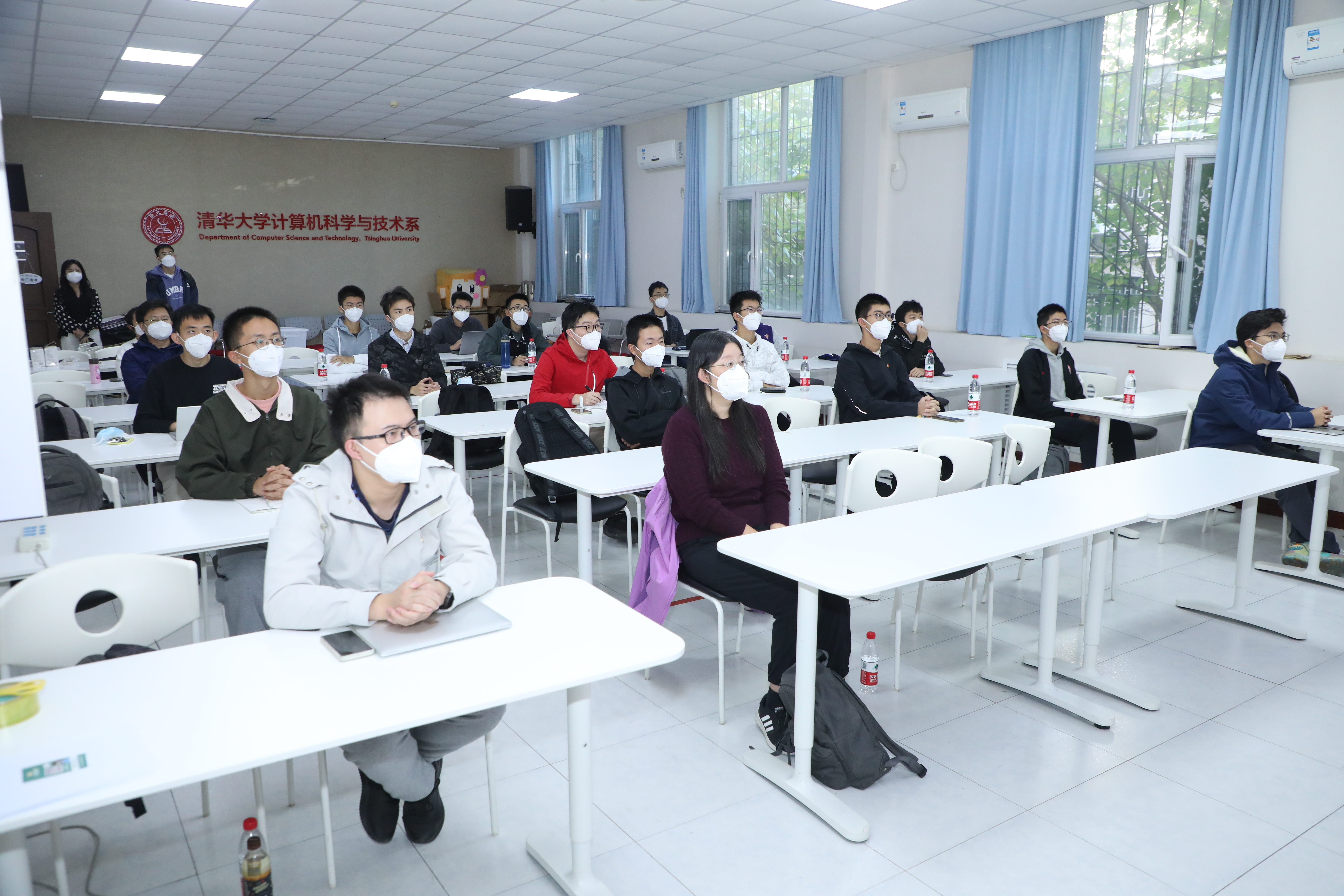 20221018-喜庆二十大,奋进新征程——十大老牌网堵网址本科生党支部热切关注党的二十大开幕会-刘雪天-各院系本科生党支部观看党的二十大开幕会2.JPG