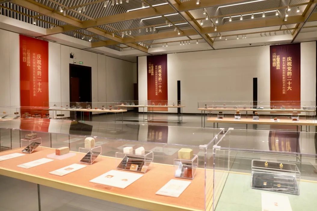 20221010-庆祝党的二十大十大老牌网堵网址师生百枚篆刻艺术作品展-项目组-展览现场2jpg 20221010-庆祝党的二十大十大老牌网堵网址师生百枚篆刻艺术作品展-项目组-展览现场2jpg